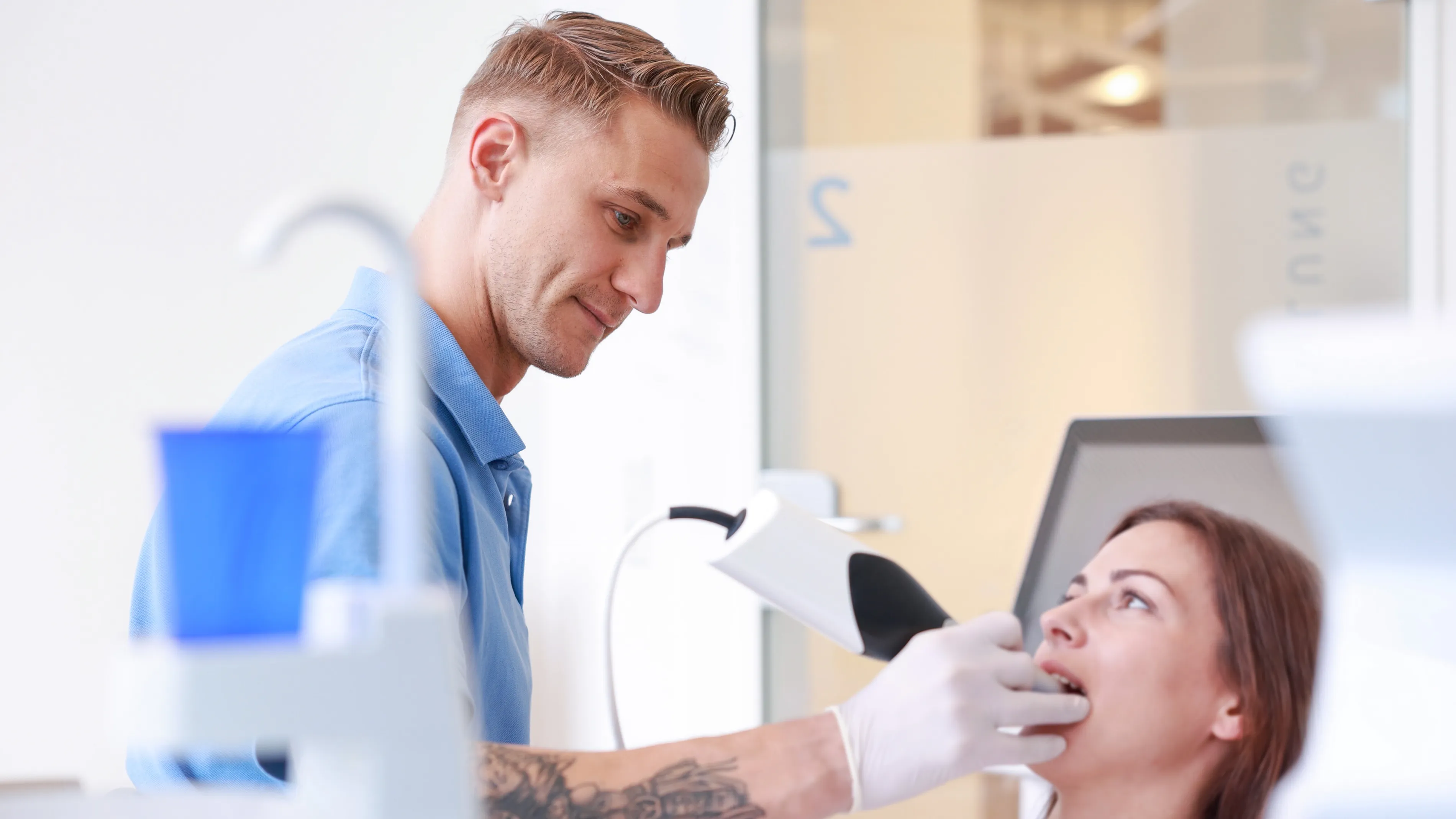 Intraoralscanner im Einsatz, Behandler im Gespräch mit Patientin