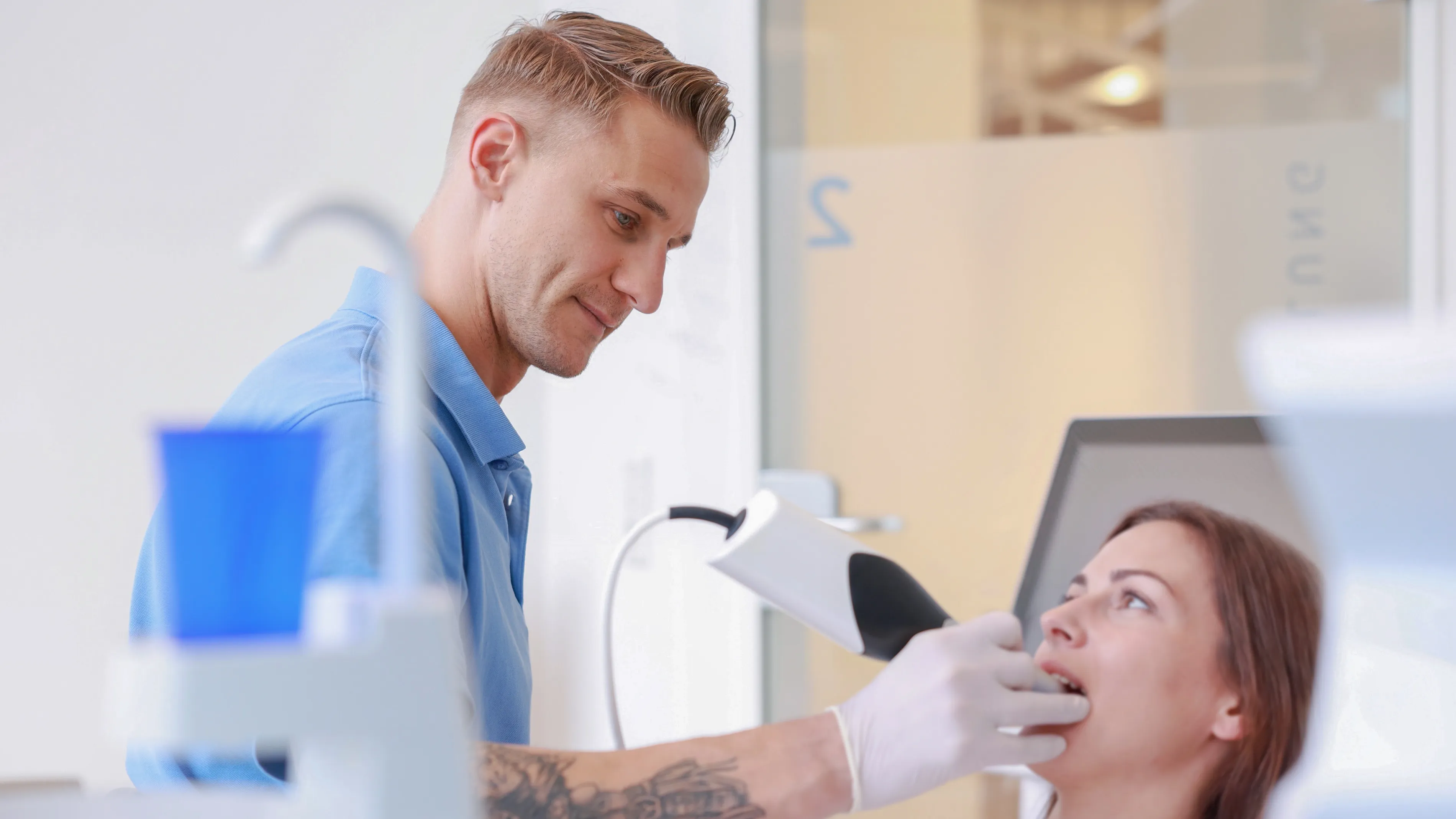 Intraoralscanner im Einsatz, Behandler im Gespräch mit Patientin