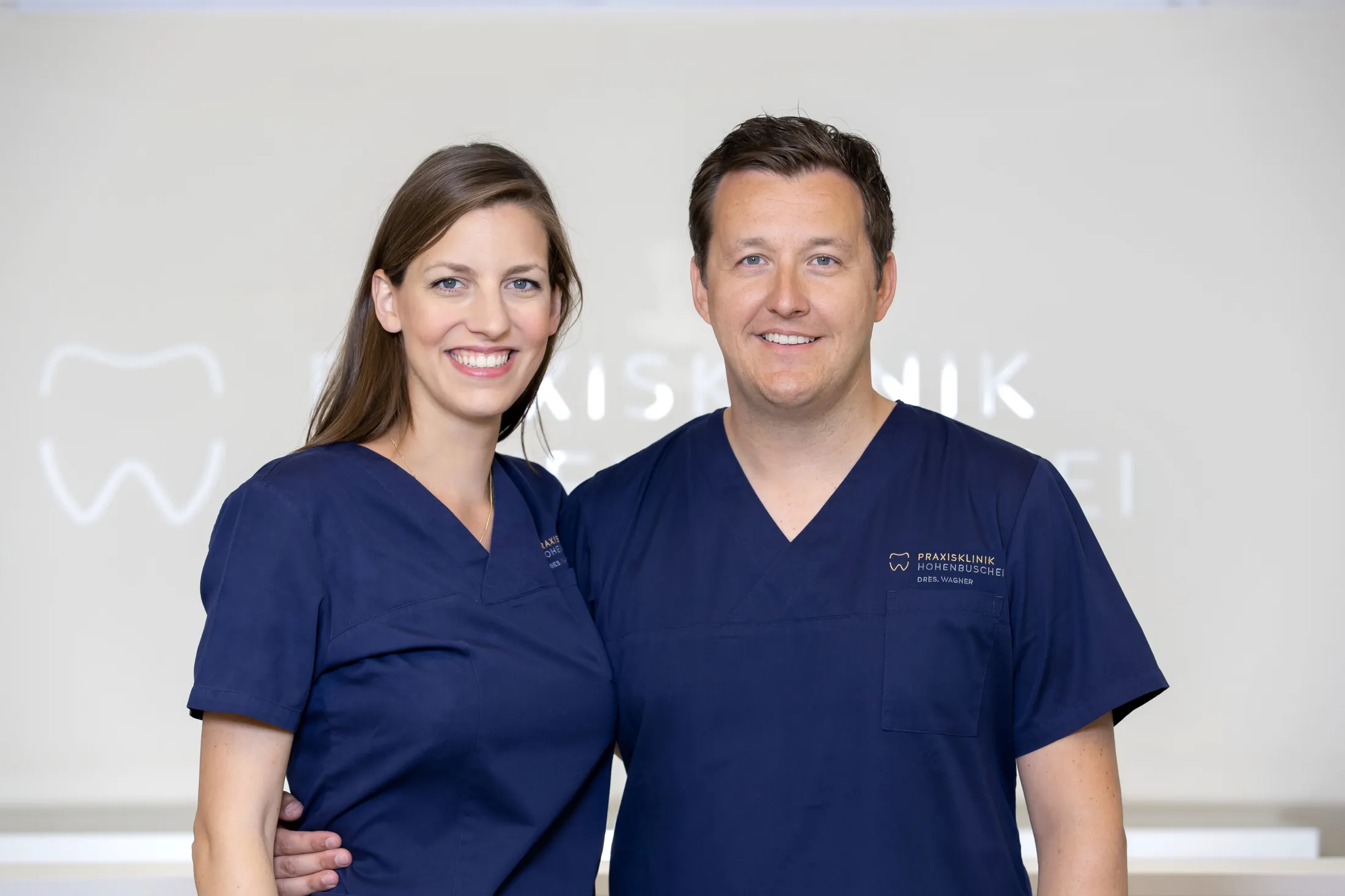 Dr. Mutz und Kollegin vor dem Praxis-Logo, Portrait